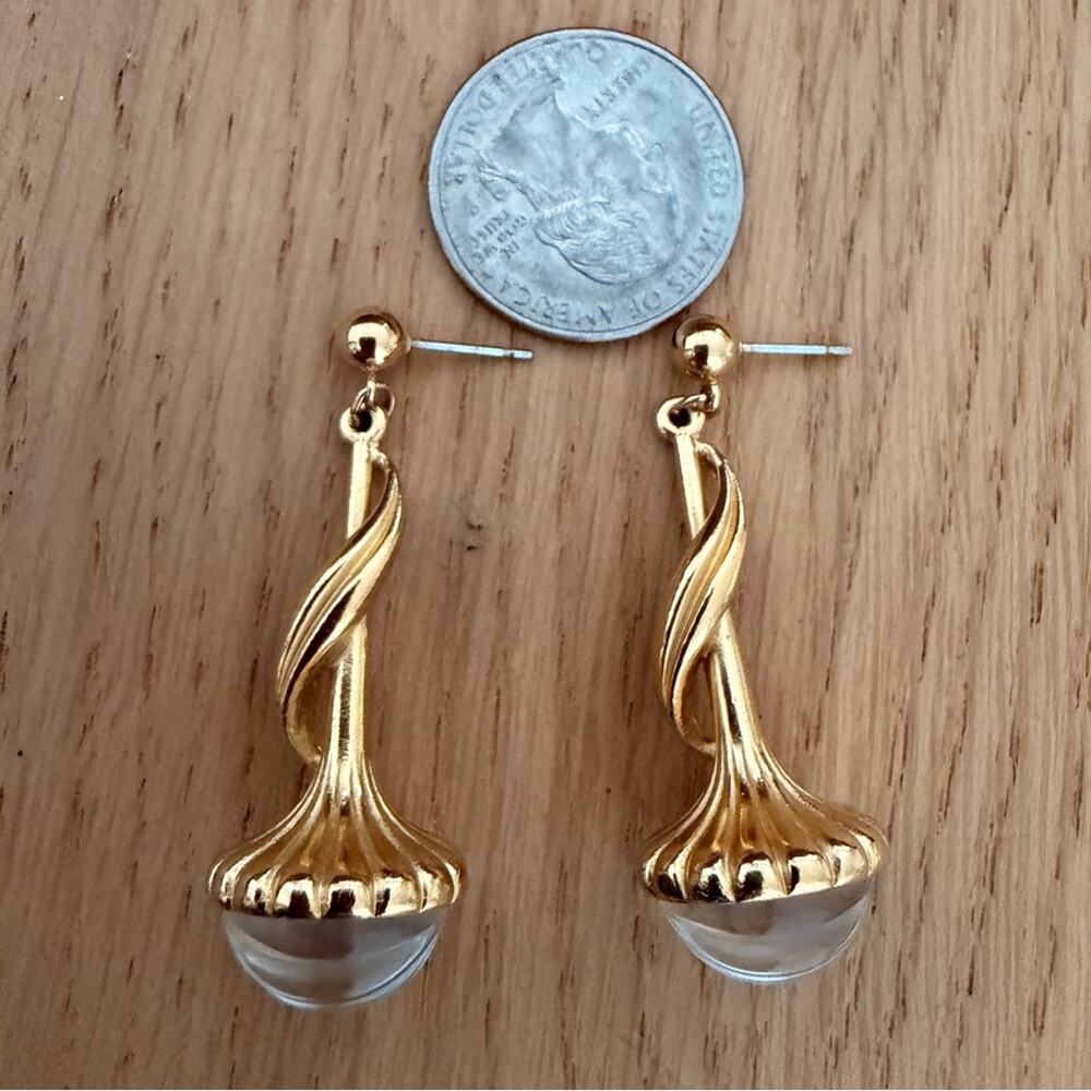 Trifari signed vintage Gold-Tone Twisted Drop Earrings with Clear Glass Drops - Picture 9 of 10